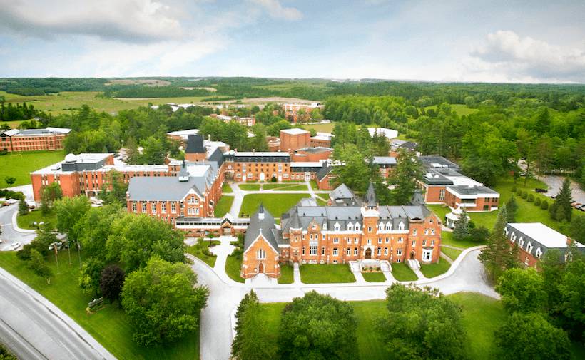 Entretien avec Théo, étudiant en première année de Bachelor in International Studies à l’Université de Bishop au Québec