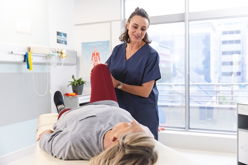 Physiotherapist-woman-in-seat