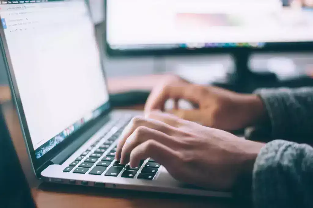 Estudiante preparando una solicitud con un ordenador