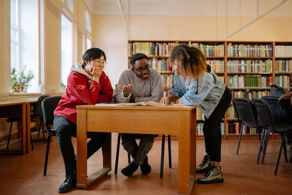 Étudiants dans une bibliothèque universitaire