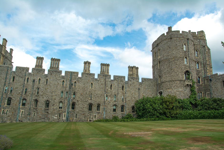Windsor Castle's historic stone facade u